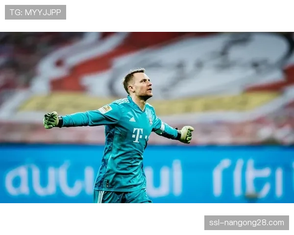 特写：诺伊尔完成德甲第500次出场，获赠定制纪念手套