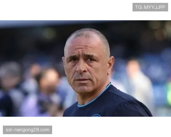 场边花絮：那不勒斯主帅卡尔佐纳在对手反击时激动指挥后卫线前压