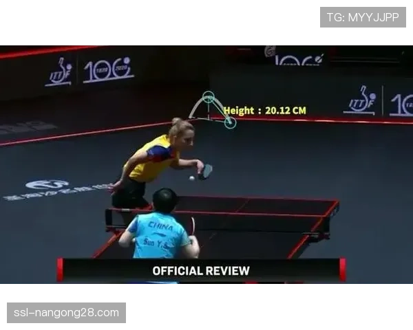 特写:狼队前锋内托一次快速突破在禁区线被战术犯规放倒,裁判出示黄牌 特写:狼队前锋内托一次快速突破在禁区线被战术犯规放倒,裁判出示黄牌